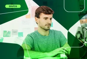 Emprendedor frente a una computadora revisando conceptos técnicos para ilustrar un glosario logístico actualizado