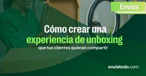 Persona abriendo una caja de cartón para mostrar cómo crear una experiencia de unboxing que los clientes quieran compartir.