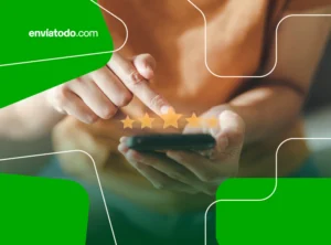 Manos usando un celular mostrando estrellas de calificación para ilustrar cómo las reseñas construyen reputación online.