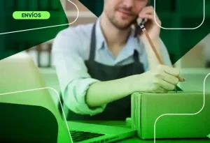Empresario en su oficina hablando por teléfono y tomando notas sobre una caja, ilustrando la decisión entre envíos personales y de negocio.
